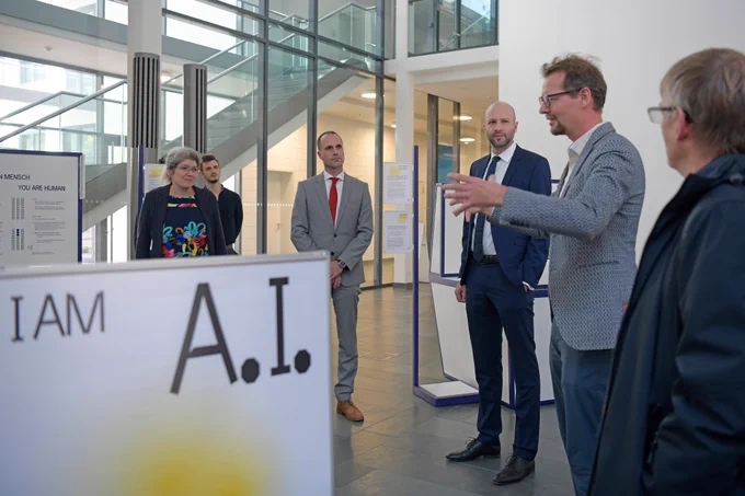 Heute hat der rheinland-pfälzische Wissenschaftsminister Clemens Hoch die Ausstellung bei uns im Fraunhofer-Zentrum eröffnet. Sie ist bis 18.11.2022 immer werktags jeweils von 15:00 bis 17:30 zu bestaunen. Wir empfehlen die Ausstellung ab 12 Jahren und freuen uns auch über Schulgruppen, gerne einfach bei uns melden!