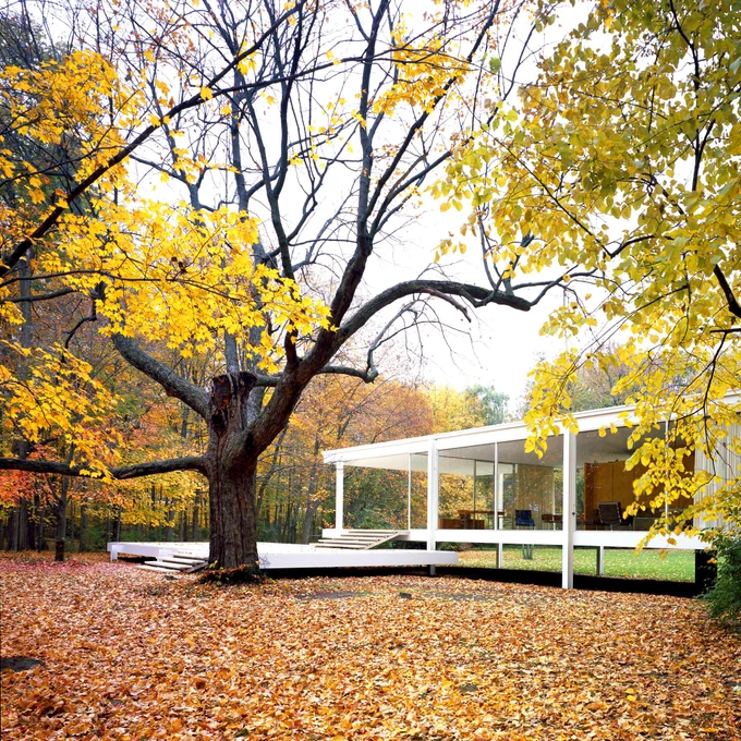 Tres imágenes de la Casa Fransworth: una caja de vidrio elevada sobre una pradera entre dos forjados blancos. La definición de pureza arquitectónica.

1 y 2. Carol M. Highsmith/LOC DP
3. Lessismore2020/CC BY-SA