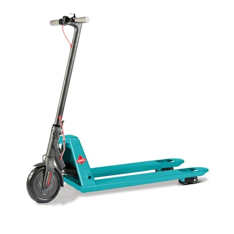 Ein manipuliertes Bild eines Paletten-Hubwagens, welcher statt dem Griff und der Lenkrolle das Vorderrad samt Lenkstange eines Elektroscooters hat.