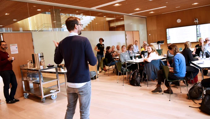 ”Skal vi lykkedes med at styrke børn og unges sundhed i skoletiden, er der afgørende at arbejde tæt sammen med lærere og skoleledere. Det er dem der bedst kender til skolens virkelighed og hverdag, ”sagde sundhedsfremmechef Morten Hulvej Rod, da han bød velkommen til deltagerne fra syv skoler fra hele Danmark på et nyligt afholdt netværksmøde, arrangeret af foreningen Udeskolenet.