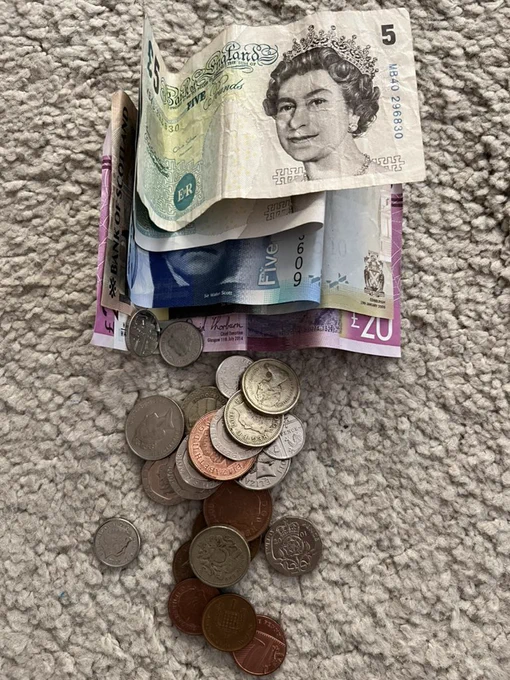 Englisches Geld, Scheine und Münzen, auf Teppich.