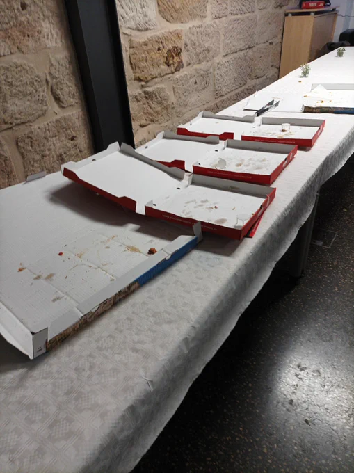 Eine Tafel mit leeren Pizza Kartons