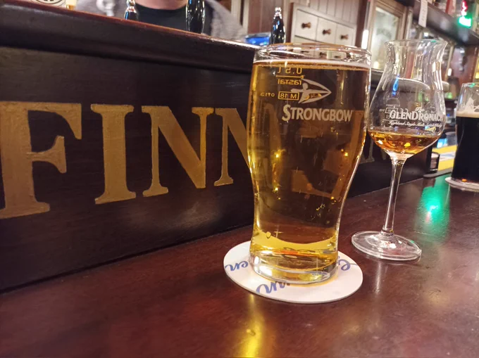 Bild einer Bartheke mit einem pint Strongbow und einem Glas Redbreast Whisky