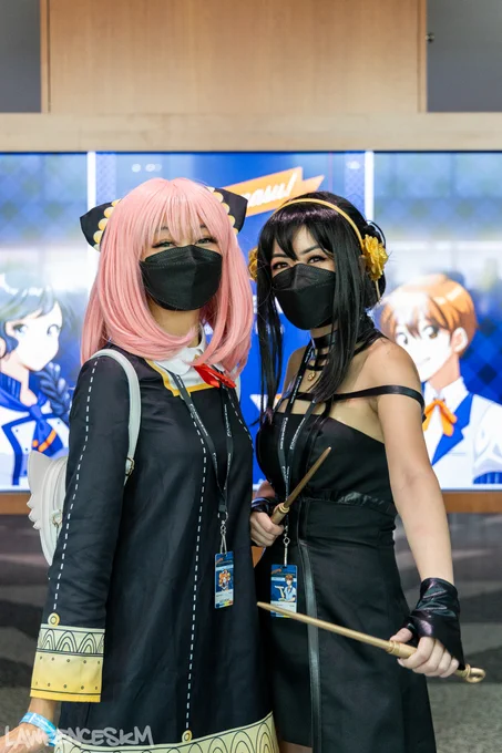 Anya and Yor Forger from SPY x FAMILY cosplayed by @nemuikuma__ and @samhime_.