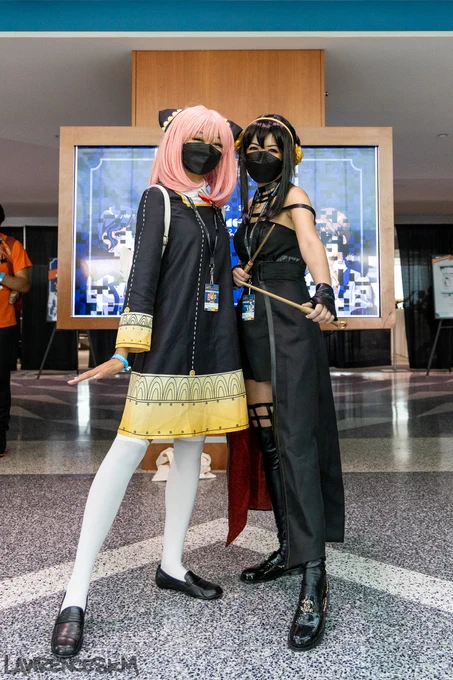 Anya and Yor Forger from SPY x FAMILY cosplayed by @nemuikuma__ and @samhime_.