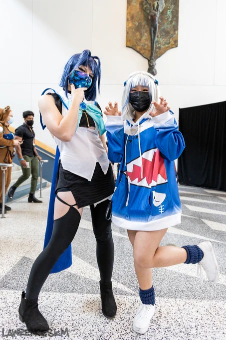 Ouro Kronii and Gawr Gura from hololive cosplayed by @NaviNonsense and Mikka Tan (mikkaistan (IG)).