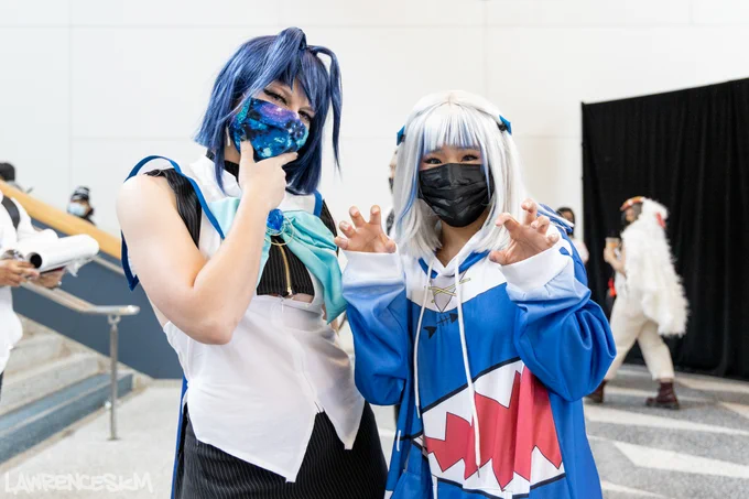 Ouro Kronii and Gawr Gura from hololive cosplayed by @NaviNonsense and Mikka Tan (mikkaistan (IG)).