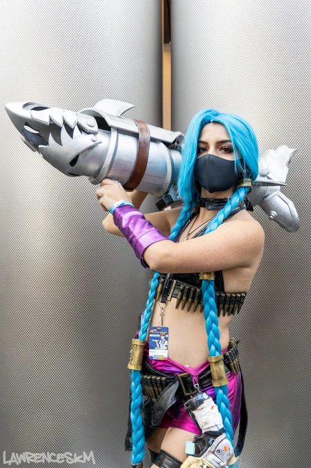 Jinx from League of Legends cosplayed by @_sunflowercos_.