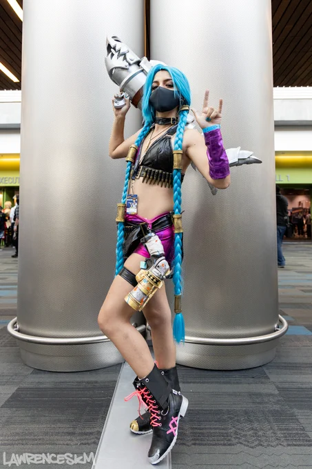 Jinx from League of Legends cosplayed by @_sunflowercos_.