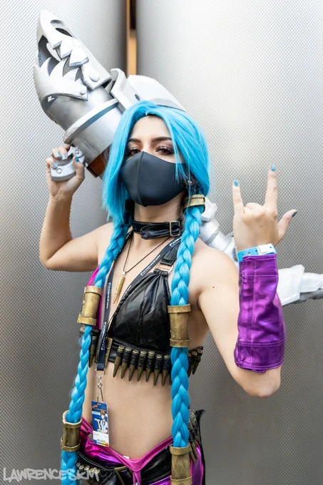Jinx from League of Legends cosplayed by @_sunflowercos_.