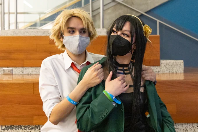 Loid and Yor Forger from SPY x FAMILY cosplayed by @milesgvo and @baninabear.