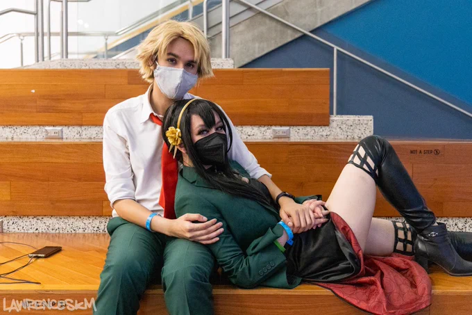 Loid and Yor Forger from SPY x FAMILY cosplayed by @milesgvo and @baninabear.