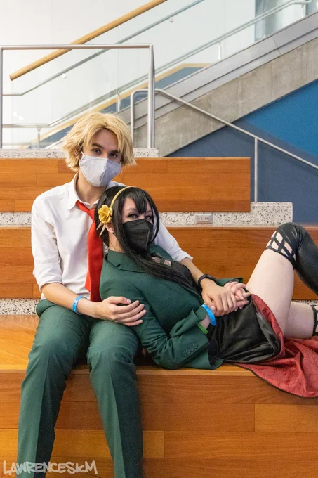 Loid and Yor Forger from SPY x FAMILY cosplayed by @milesgvo and @baninabear.