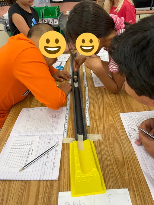 4th graders working together
