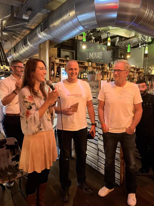 von links: Theresa Löwe (Versicherungsforen Leipzig) übergibt den Rockstar Award an Steffen Stundzig und Jörg Schädlich von memoresa.