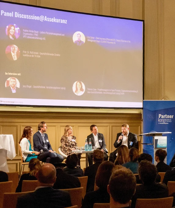 Panel Discussion @ Assekuranz beim Partnerkongress 2022 mit (von links nach rechts): Theresa Löwe (Versicherungsforen Leipzig), Eric Schuh (Element), Nadine-Aimée Bauer (VPV Lebensversicherung-AG), Prof. Dr. Rolf Arnold (TH Köln) und Jens Ringel (Versicherungsforen Leipzig)