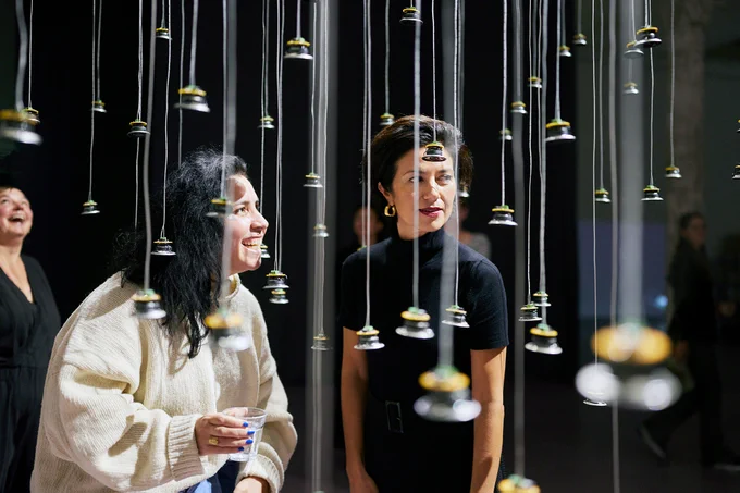 (vlnr) Annette Wolfsberger, Margarita Osipian en Gunay Uslu bij de geluidsinstallatie van Félix Blume, Swarm, 2021