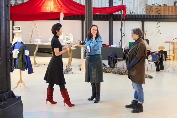 (vlnr) Staatssecretaris Gunay Uslu, Josien Pieters, directeur in gesprek met Gluklya (Natalia Pershina-Yakimanskaya) in de tentoonstelling To those who have no time to play (Framer Framed, 2022), curator Charles Esche. 
Werktitel: Antigone Update