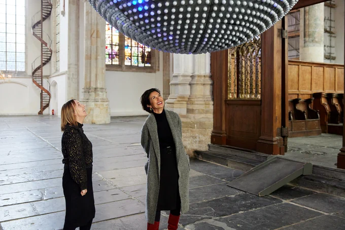 Staatssecretaris Gunay Uslu met Mariette Dölle, algemeen en artistiek directeur Oude Kerk, Amsterdam bij The Walk, 2012/2022 een ledlichtinstallatie van beeldend kunstenaar Titia Ex