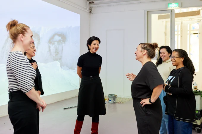 Foto's door Aad Hoogendoorn
Midden: Staatssecretaris Gunay Uslu
Rechts: (vlnr) Annette Wolfsberger, algemeen directeur W139, Margarita Osipian, curator W139/Sonic Acts, Iris Kensmil, beeldend kunstenaar/bestuur W139
Links: (vlnr) Eva Postema, bestuurslid De Zaak Nu/zakelijk directeur BAK, basis voor actuele kunst Utrecht, Astrid Schumacher, directiese