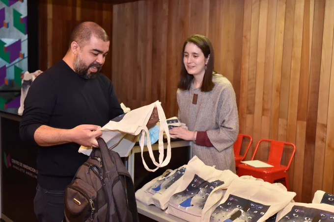 foto de una persona recibiendo una bolsa de CJE a la entrada del seminario.