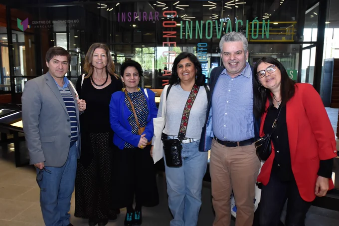 Foto de diferentes personas posando a cámara. 