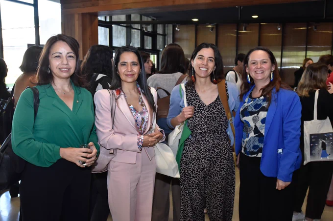 Foto de personas posando a cámara. 