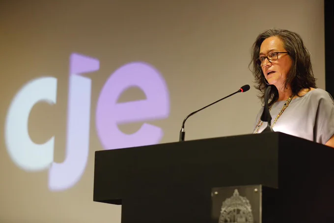 Claudia Matus hablando al público.