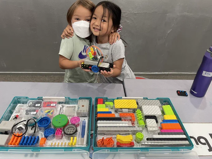 Young girl learning #robotics