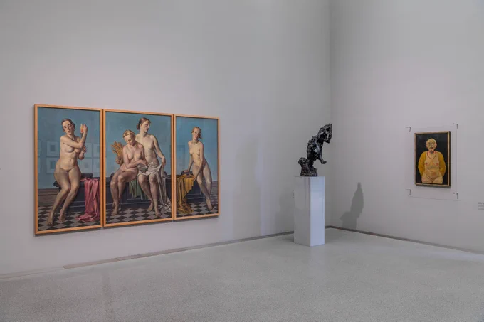 Raumansicht mit Werken von Adolf Ziegler („Die vier Elemente“, vor 1937), Thomas Helbig („Maschine“, 2004) und Josef Scharl („Dirne“, 1931) 
Foto: Margarita Platis, Bayerische Staatsgemäldesammlungen 