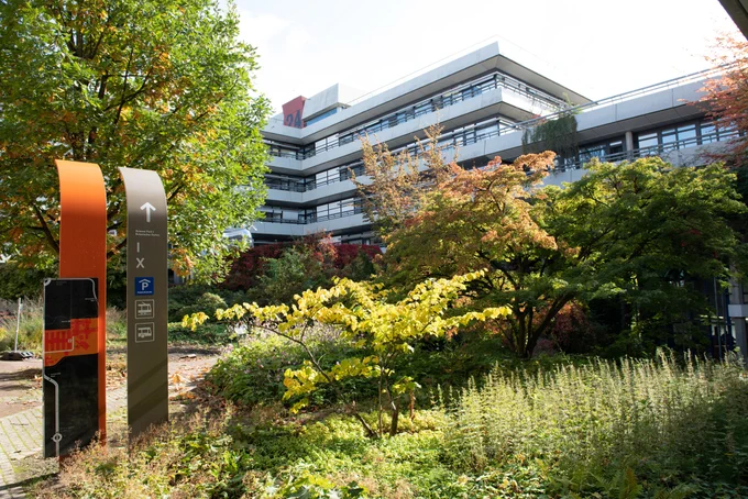Hauptgebäude der Universität Ulm im Herbst