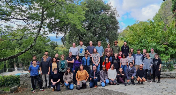 Instructors and attendees of the Montpellier SQuID workshop are posing for a group picture in Hameau des Etoiles