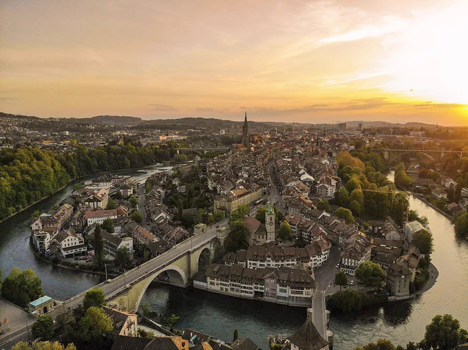 This file is licensed under the Creative Commons Attribution-Share Alike 4.0 International license.

Author: Giles Laurent

https://commons.wikimedia.org/wiki/File:15_Bern_Photo_by_Giles_Laurent.jpg