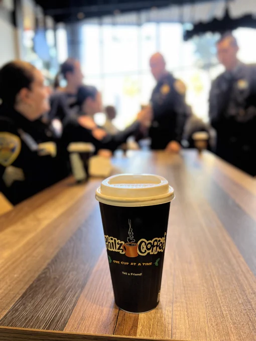 ☕️ #sfpd does coffee-with-a-cop events all over the city! The next time one is hosted in your neighborhood, please come and get to know us! At today’s event, we met parents, dog owners, and some nurses from the hospital right across the way.

#philzcoffee