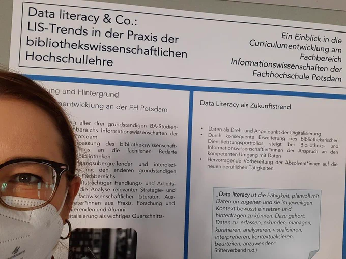 Selfie mit im Hintergrund ein Teil des Posters zu data literacy und Co. 