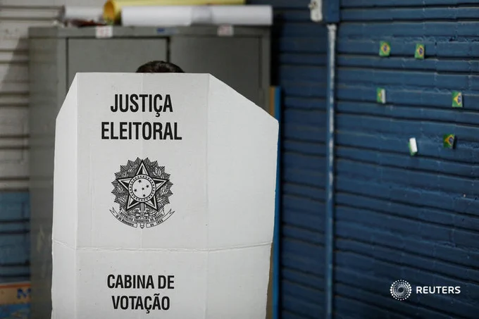 Pessoa vota em Porto Alegre no primeiro turno das eleições de 2022, em 2 de outubro.