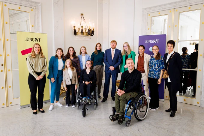 Een groepsfoto op paleis Noordeinde met de Koning, jongeren van JongPIT en het Oranjefonds.