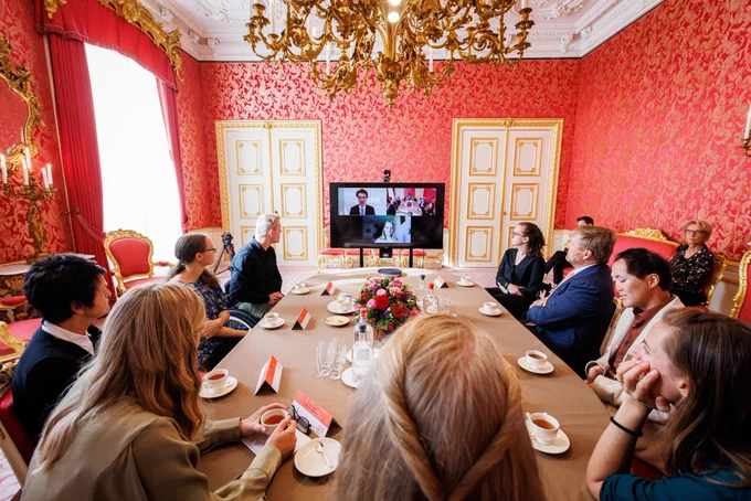Jongeren van JongPIT om de tafel met de Koning.