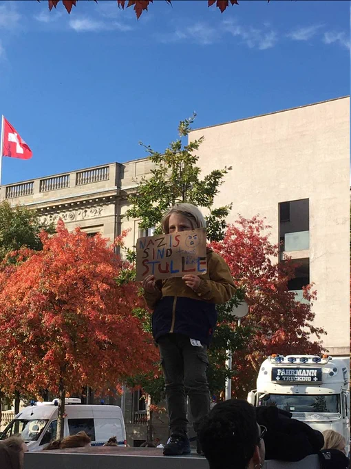 Ein Kind steht auf einer Gegendemo zur AFD mit einem Schild auf dem steht "Nazis sind Stulle"