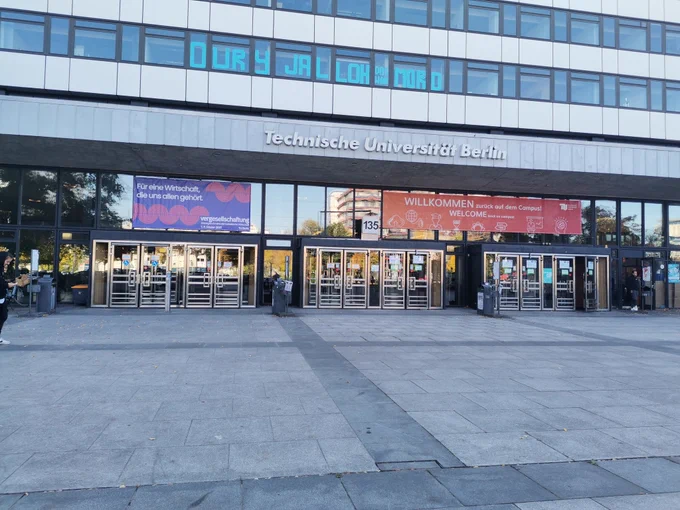 Vergesellschaftungs Kongress an der TU Berlin, Transparente sind am Haupteingang bzu sehen.