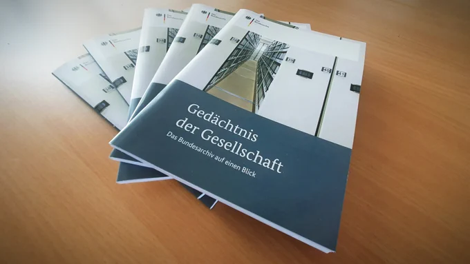 Imagebroschüren auf einem Tisch liegend