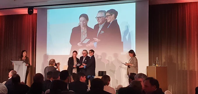 Francis Teboul remet le trophée de la communication 2022 aux représentantes du projet porté par CNP ASSURANCES. 
