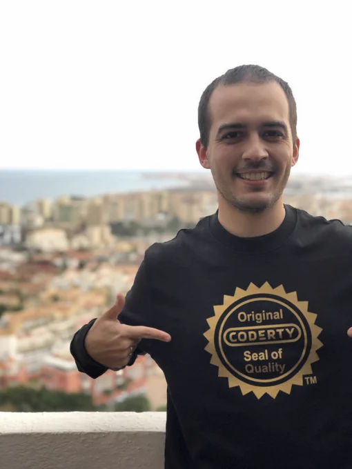 Antonio Genaro con la sudadera de Coderty Developer Expert 