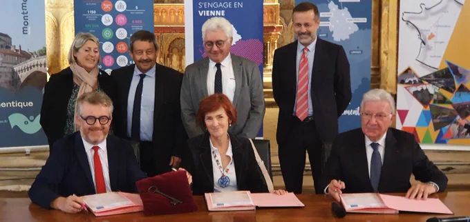 De g. à dr. (1er rang) : Sylvain Brillet, directeur général de l'EPFNA / Anne Costa, directrice générale du CHU de Poitiers / Guillaume de Russé, Président délégué Conseil Départemental de la Vienne
