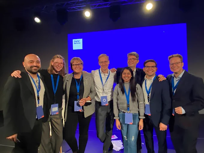 Das gesamte Projekt-Team, bestehend aus Fellows und Projektpartner:innen aus dem Bundesministerium für Digitales und Verkehr.