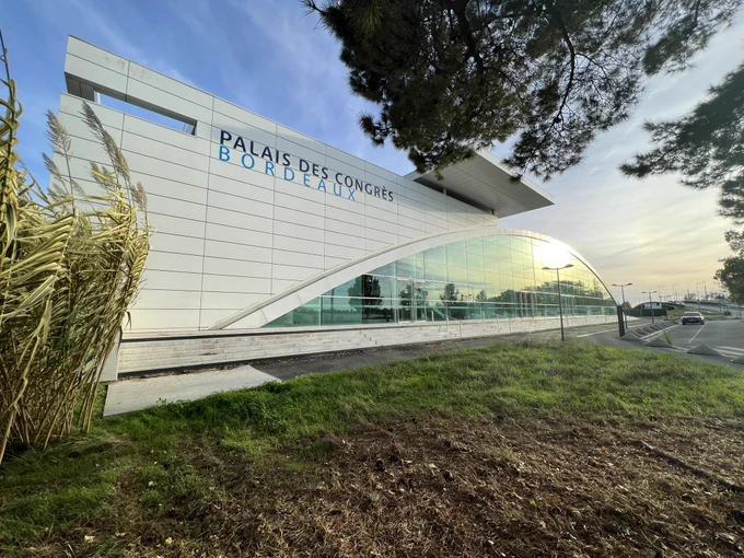 Photographie de la devanture du palais des congrès de bordeaux