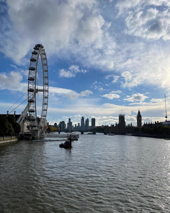The River Thames with the Eye on the left and Big Ben and Parliament on the right.