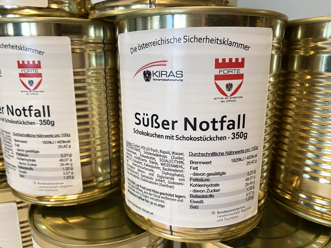 Dosenkuchen der Kiras Sicherheitsforschung. Beschriftung Süßer Notfall - Schokokuchen mit Schokostückchen 350g