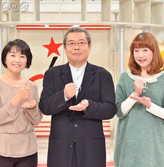 Photo of TV celebrity and rakugoka Tatekawa Shinosuke with two female comoderators to his left and right.