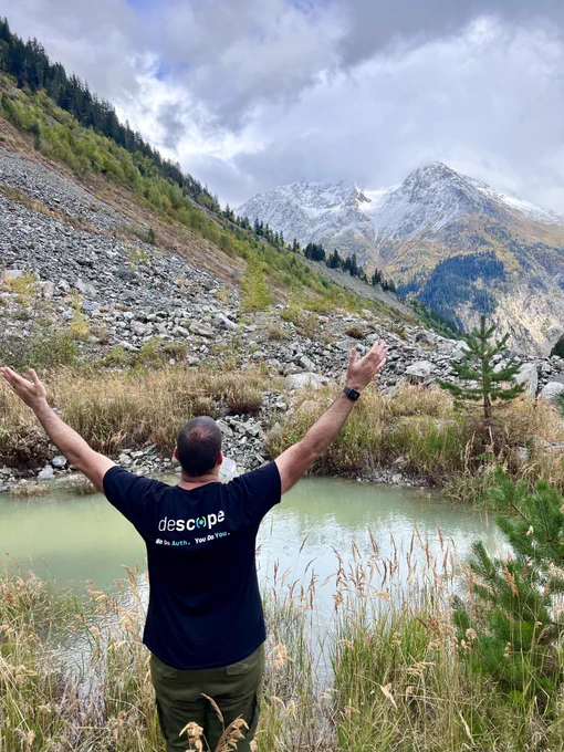Omer the Descoper relaxing in nature!